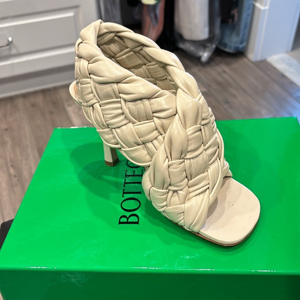 Bottega Veneta Ivory/Beige Padded Intrecciato Heeled Sandals